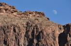 Uma majestosa lua nasce sobre as paredes internas do Grand Canyon, no Arizona, nos Estados Unidos